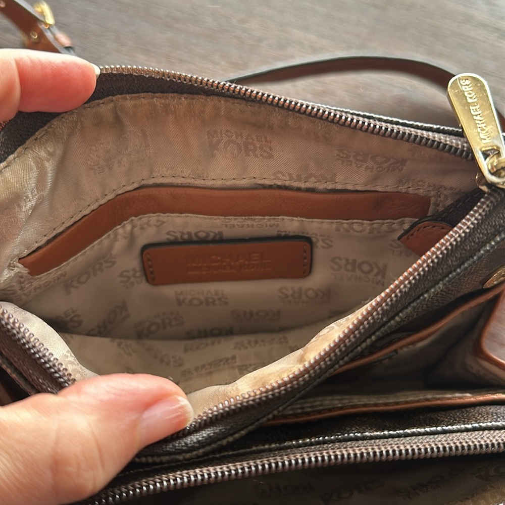 Micheal Kors Crossbody - Picture 6 of 7